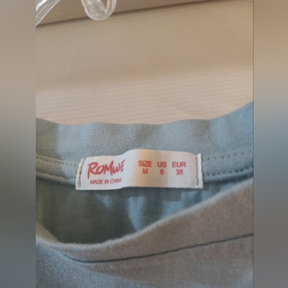 ROMWE Los Angeles Cali Crop Blue and orange Top Medium EUC - Picture 2 of 4